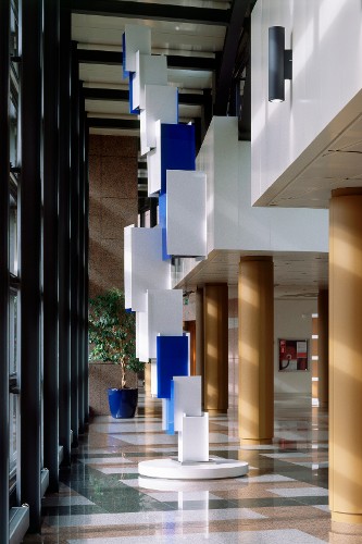 Permanent loan / Luxembourg / 1973 | Stainless steel and plexiglass ǀ 486 x 72 x 72,5 cm ǀ Title translated (EN) - Synthetic construction F7