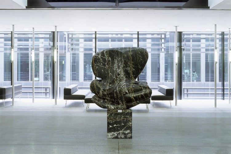 Permanent loan / Luxembourg / 1995 ǀ Black Portoro marble | 122 x 120 x 25 cm | Title translated (EN) - Winged night