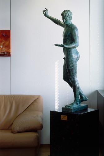 Gift / Greece / 1990 | Bronze | 135 x 80 x 70 cm